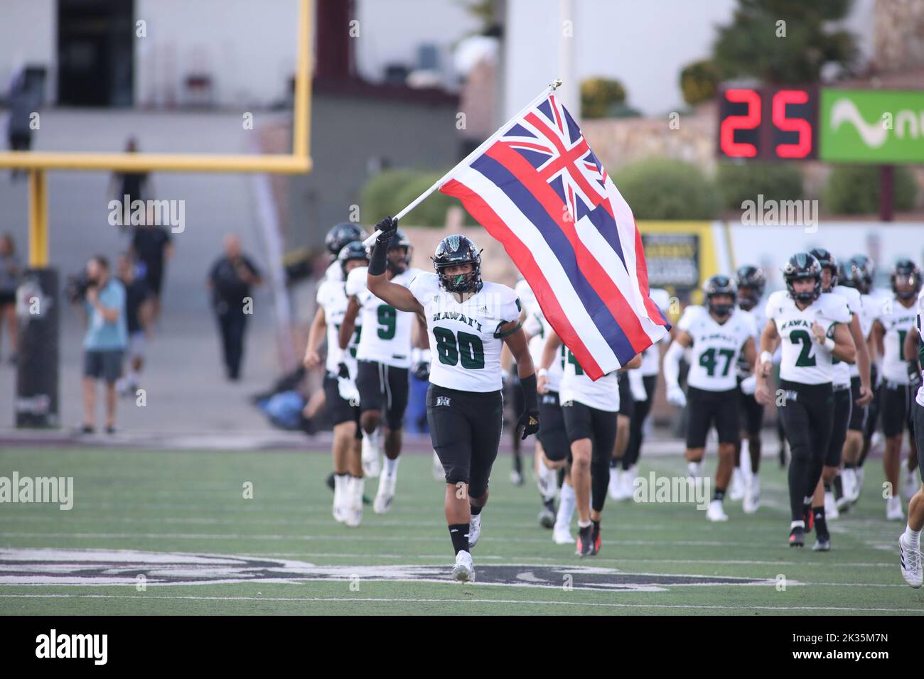 24. September 2022 - Hawaii Rainbow Warriors Tight End Kamuela Borden (80) fliegt vor einem Spiel zwischen den New Mexico State Aggies und den Hawaii Rainbow Warriors im Aggie Memorial Stadium in Las Cruces, NM - Michael Sullivan/CSM, die Flagge von Hawaii Stockfoto