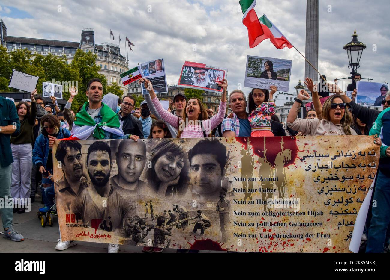 London, Großbritannien. 24. September 2022. Demonstranten halten während der Demonstration Plakate und ein Banner gegen das iranische Regime. Tausende Iraner und andere Demonstranten versammelten sich auf dem Trafalgar Square als Reaktion auf den Tod von Mahsa Amini, der in Polizeigewahrsam im Iran starb, nachdem er festgenommen wurde, weil er angeblich in der Öffentlichkeit kein Kopftuch (Hijab) „ordnungsgemäß“ trug. Kredit: SOPA Images Limited/Alamy Live Nachrichten Stockfoto