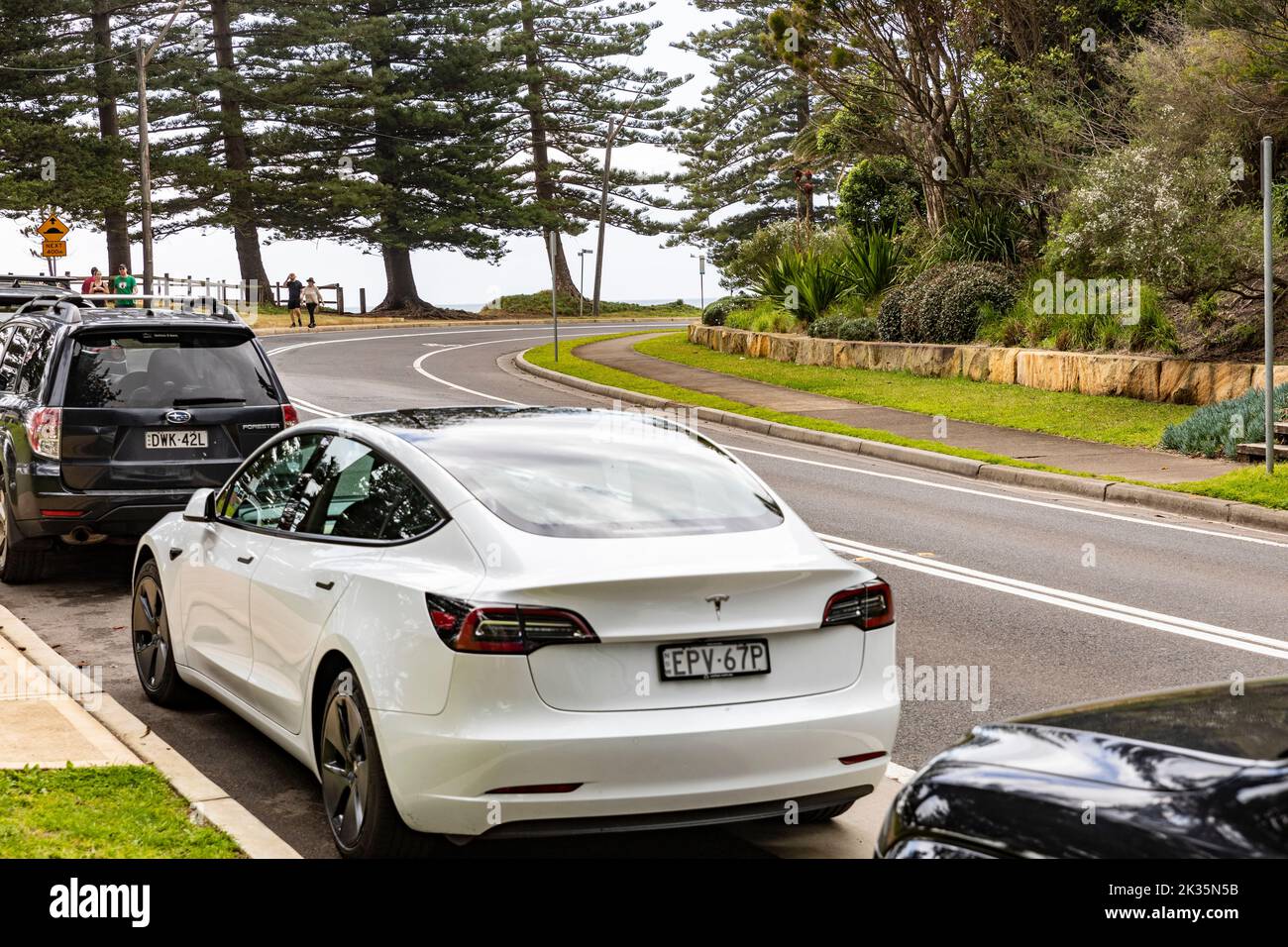 2021 Tesla Model 3 in weiß geparkt auf der Straße in Palm Beach, NSW, Australien Stockfoto