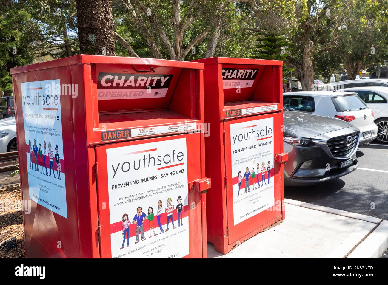 Youthsafe Charity in Sydney Australia, eine Wohltätigkeitsorganisation, hat Mülleimer-Banken für Bewohner betrieben, um Kleidung, Schuhe usw. für gute Zwecke zu spenden, Australien Stockfoto