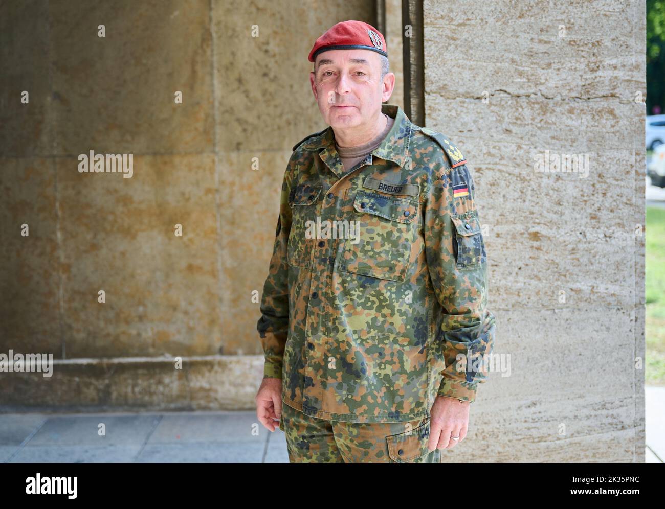 Berlin, Deutschland. 23. September 2022. Generalleutnant Carsten Breuer, Kommandant des neuen Territorialkommandos, steht in der Julius Leber-Kaserne. Nach dem russischen Angriff auf die Ukraine werden die Streitkräfte auf die nationale und alliierte Verteidigung ausgerichtet. Das neue Kommando hat die Verantwortung für das operative Kommando der Streitkräfte - einschließlich der Armee, der Luftwaffe, der Marine, des medizinischen Dienstes und des Cyber-/Informationsraums - bei Homeland Security. Quelle: Annette Riedl/dpa/Alamy Live News Stockfoto