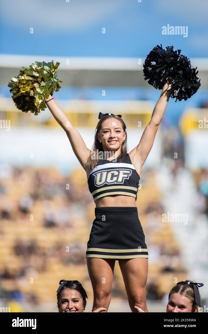24. September 2022: Ein Cheerleader der UCF-Ritter feuert während des NCAA-Fußballspiels zwischen den Georgia Tech Yellow Jackets und den Knights der University of Central Florida im FBC Mortgage Stadium Orlando, FL, auf eine Betäubung. Jonathan Huff/CSM. Stockfoto
