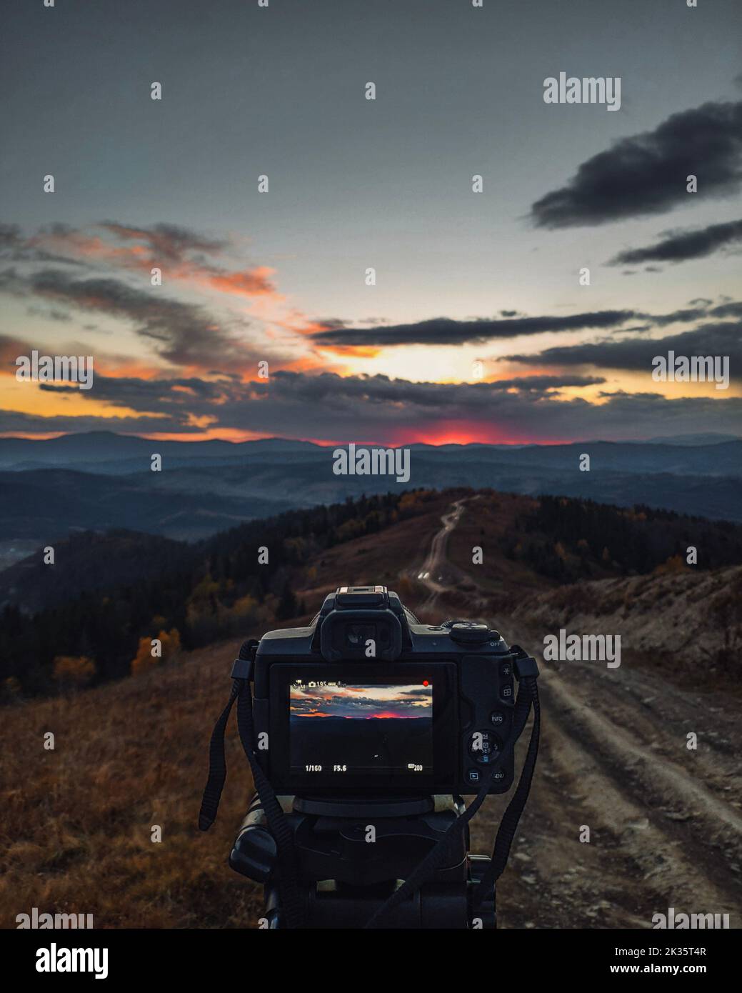 Kamera auf Stativ für Aufnahmen des Sonnenuntergangs in den Bergen Stockfoto