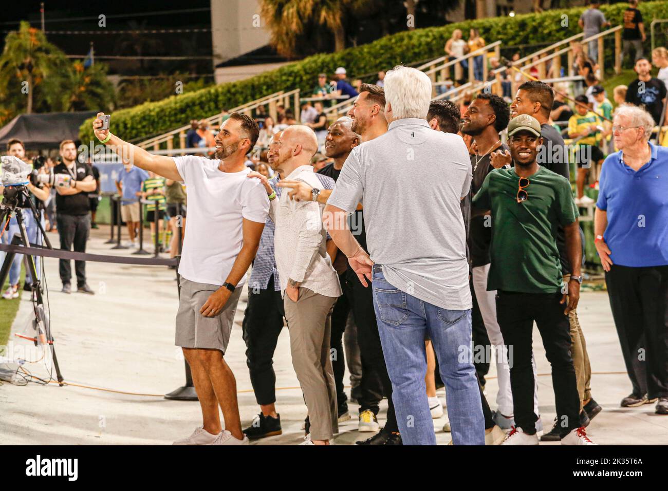St. Petersburg, FL: Das 2012 Championship Rowdies Team wurde bei Legacy Night geehrt und das Team macht ein Selfie während eines USL-Fußballspiels gegen die Bi Stockfoto