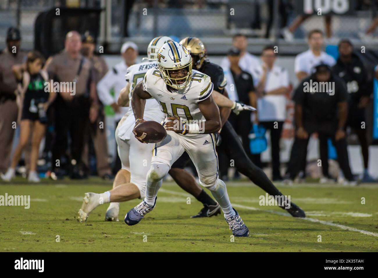 24. September 2022: Georgia Tech Yellow Jackets Quarterback Jeff Sims (10) sucht während des NCAA-Fußballspiels zwischen den Georgia Tech Yellow Jackets und den University of Central Florida Knights im FBC Mortgage Stadium Orlando, FL, nach Platz in der Tasche. Jonathan Huff/CSM. Stockfoto