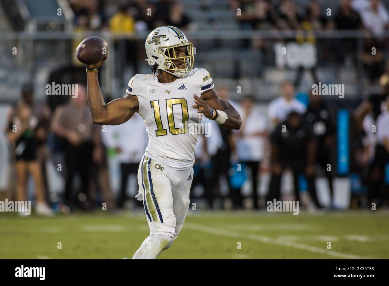 24. September 2022: Georgia Tech Yellow Jackets Quarterback Jeff Sims (10) strebt während des NCAA-Fußballspiels zwischen den Georgia Tech Yellow Jackets und den Knights der University of Central Florida im FBC Mortgage Stadium Orlando, FL, einen Teamkollegen im Downfield an. Jonathan Huff/CSM. Stockfoto