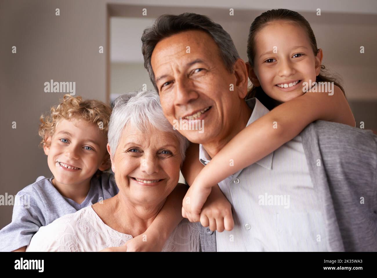 Großeltern sind die Besten. Großeltern und ihre Enkel. Stockfoto