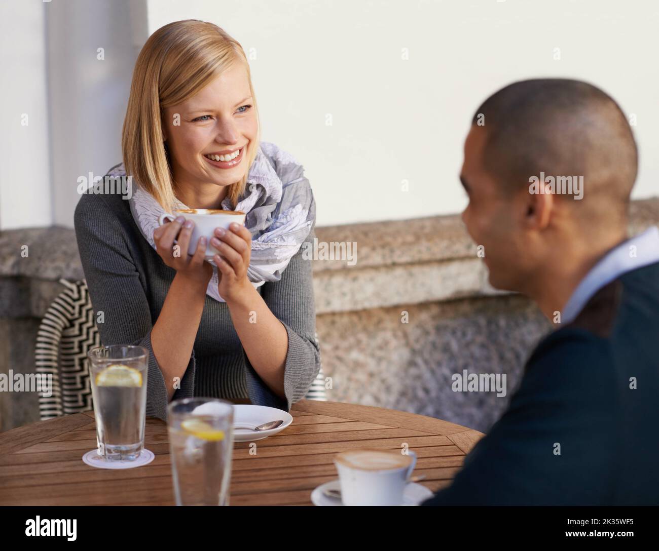 Guter Kaffee mit einem guten Freund. Ein junges Paar, das in einem Café spricht. Stockfoto