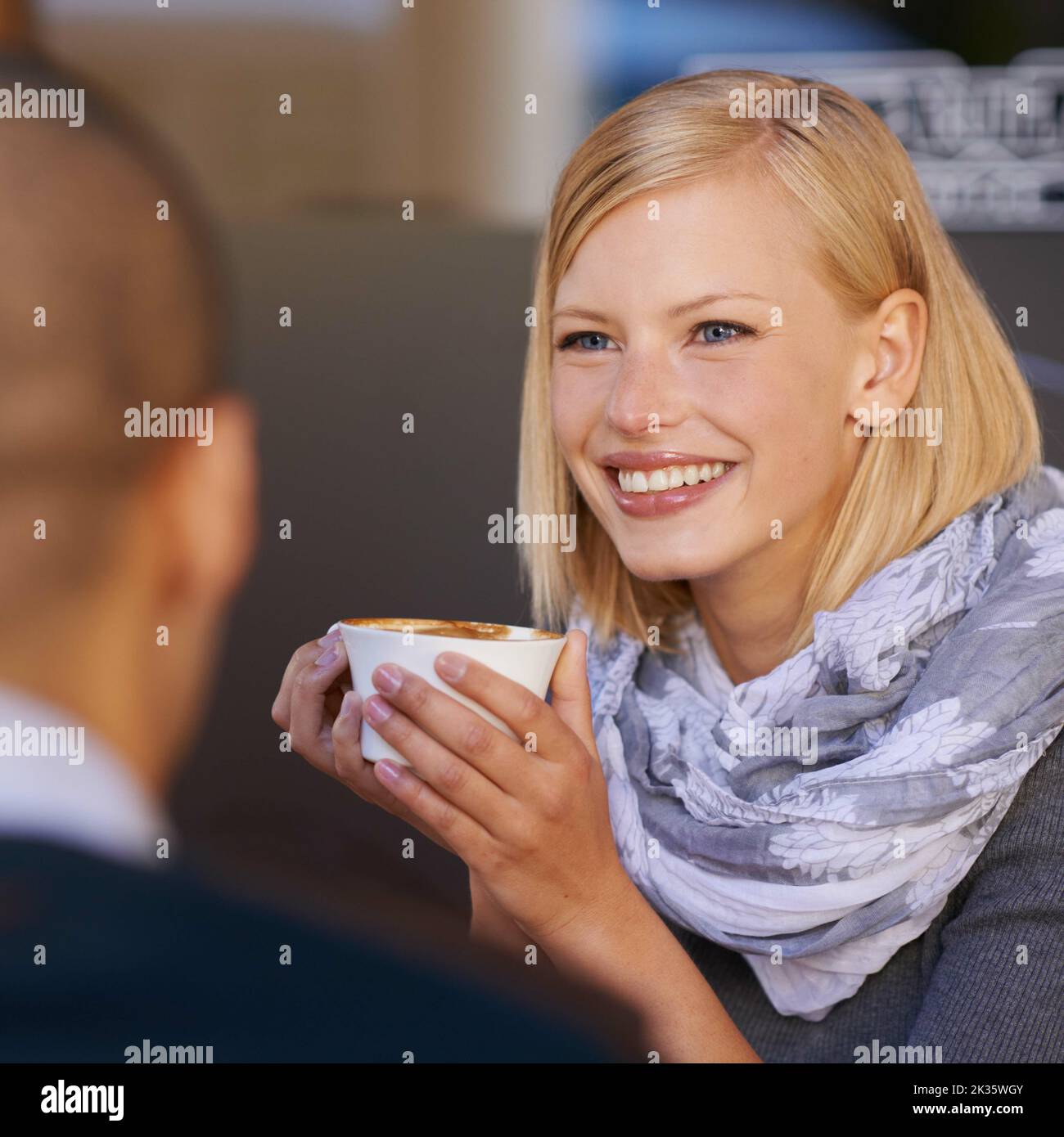 Gutes Gespräch mit einem guten Freund. Ein junges Paar, das in einem Café spricht und Kaffee trinkt. Stockfoto