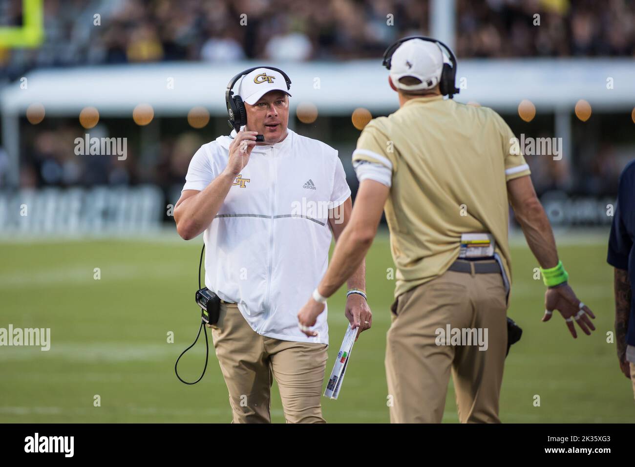 24. September 2022: Georgia Tech Yellow Jackets Cheftrainer Geoff Collins spricht mit seinen Mitarbeitern während des NCAA-Fußballspiels zwischen den Georgia Tech Yellow Jackets und den University of Central Florida Knights im FBC Mortgage Stadium Orlando, FL. Jonathan Huff/CSM. Stockfoto