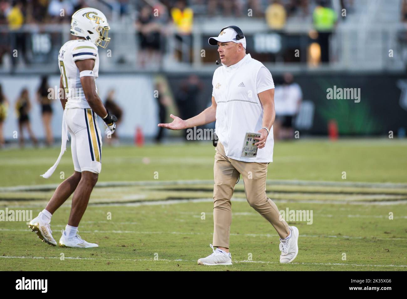 24. September 2022: Georgia Tech Yellow Jackets Cheftrainer Geoff Collins will während des NCAA-Fußballspiels zwischen den Georgia Tech Yellow Jackets und den University of Central Florida Knights im FBC Mortgage Stadium Orlando, FL, mit den Refs sprechen. Jonathan Huff/CSM. Stockfoto