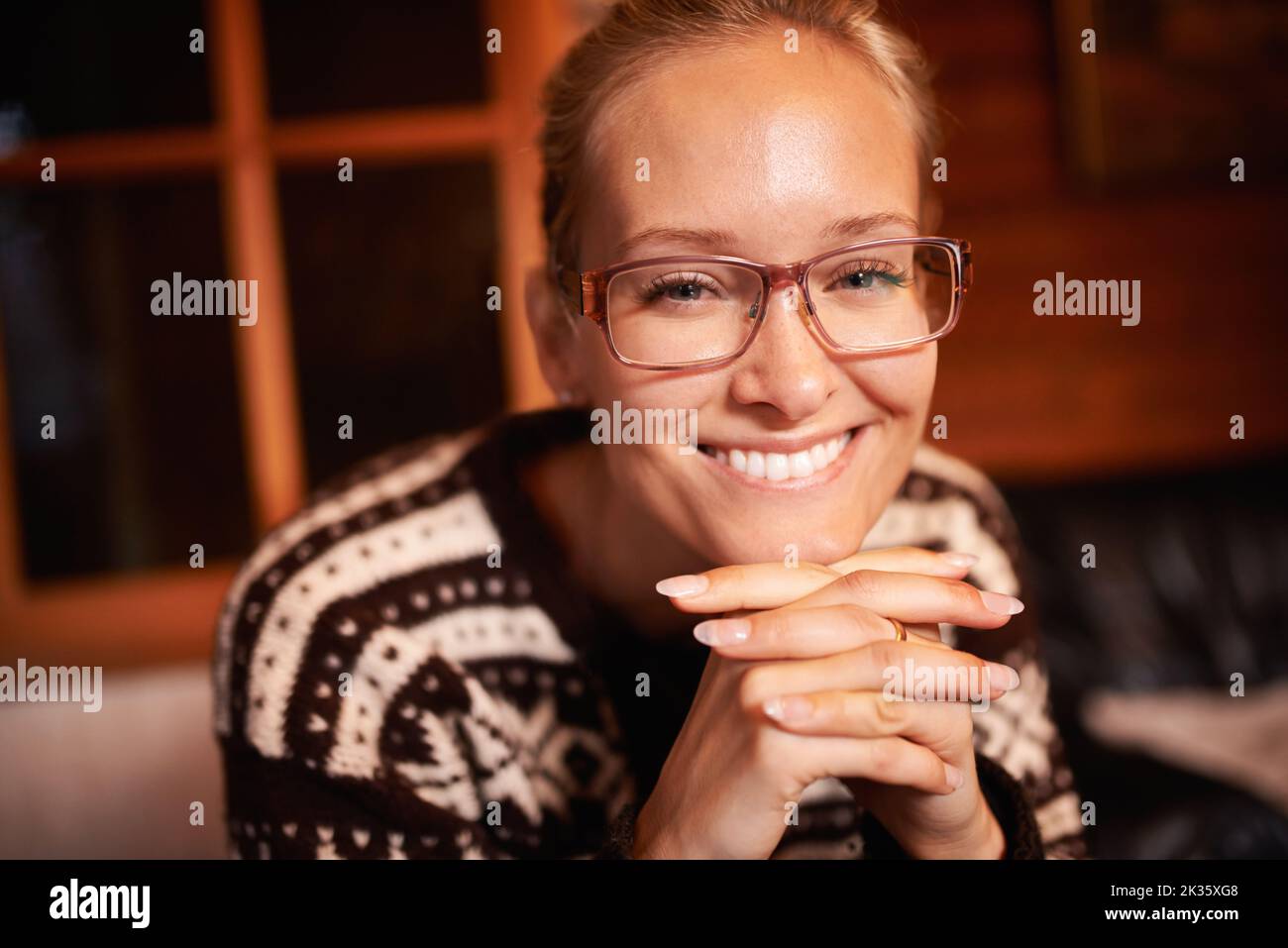 Eine attraktive junge Frau im Innenbereich. Stockfoto