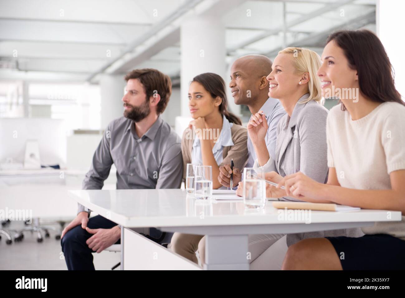Begeistert von ihren frischen neuen Ideen. Eine Gruppe von Geschäftsleuten im Sitzungssaal. Stockfoto