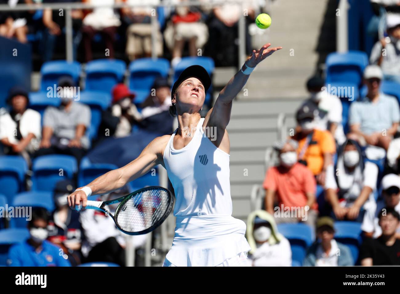 Tokio, Japan. 25. September 2022. Liudmila SAMSONOVA ist gegen Qinwen ZHENG (CHN) während ihres Einzelfinalmatches beim TORAY PAN PACIFIC OPEN TENNIS TURNIER 2022 im Ariake Coliseum im Einsatz. Das Turnier findet vom 17. Bis 25. September statt. (Bild: © Rodrigo Reyes Marin/ZUMA Press Wire) Bild: ZUMA Press, Inc./Alamy Live News Stockfoto