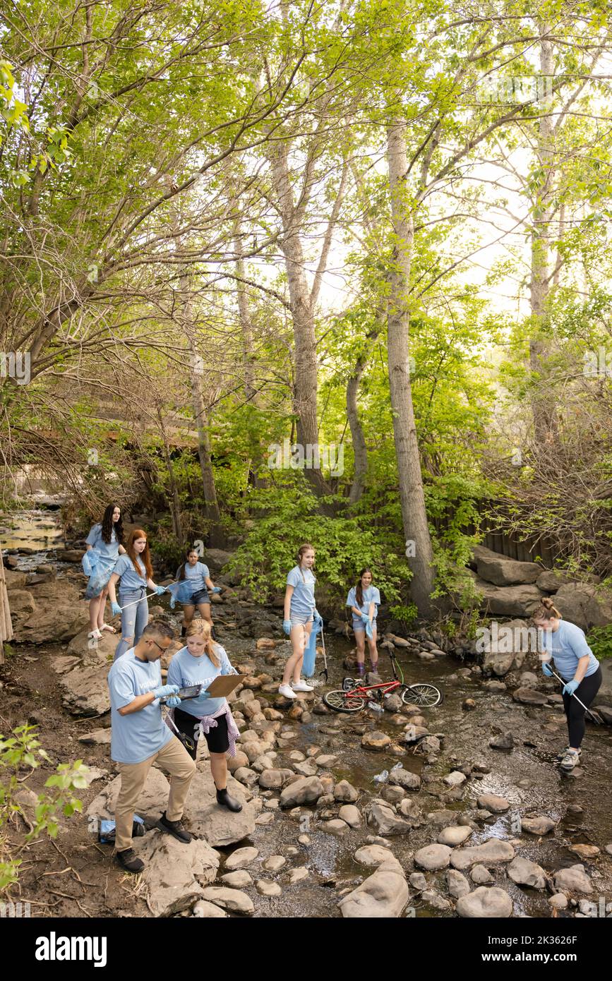 Blick aus der Perspektive von Lehrern und Studenten bei der Flussreinigung Stockfoto