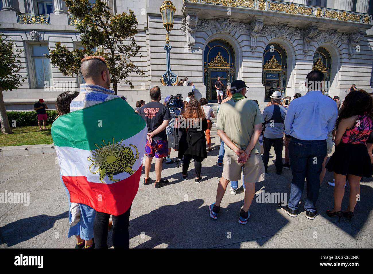 Während der Demonstration versammeln sich Demonstranten vor dem Rathaus mit der Flagge des Iran. Nach dem Tod des jungen iranischen Mädchens Mahsa Amini traten in verschiedenen Städten des Iran Proteste und Demonstrationen auf. Außerhalb des Iran finden weltweit auch Proteste und Kundgebungen zur Unterstützung der Menschen im Iran statt. In San Francisco protestierten einige Menschen vor dem Rathaus von San Francisco. Die Demonstranten sagen, dass sie den Iranern ihre Stimme aussprechen und sie wissen lassen wollen, dass es viele Menschen gibt, die sie in der Welt unterstützen. Es gibt auch einige Iraner, die sich dem Protest anschließen und über den Protest sprechen. (Foto von mich Stockfoto