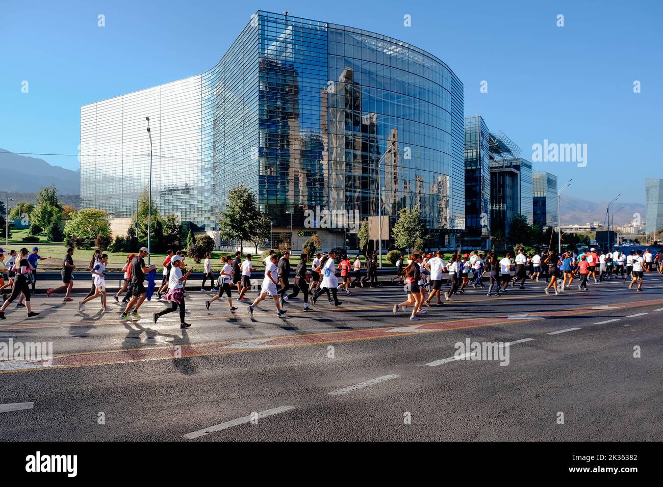 Kasachstan, Almaty-25. September 2022: Almaty-Marathon. Die Menschen laufen eine breite Allee entlang Stockfoto