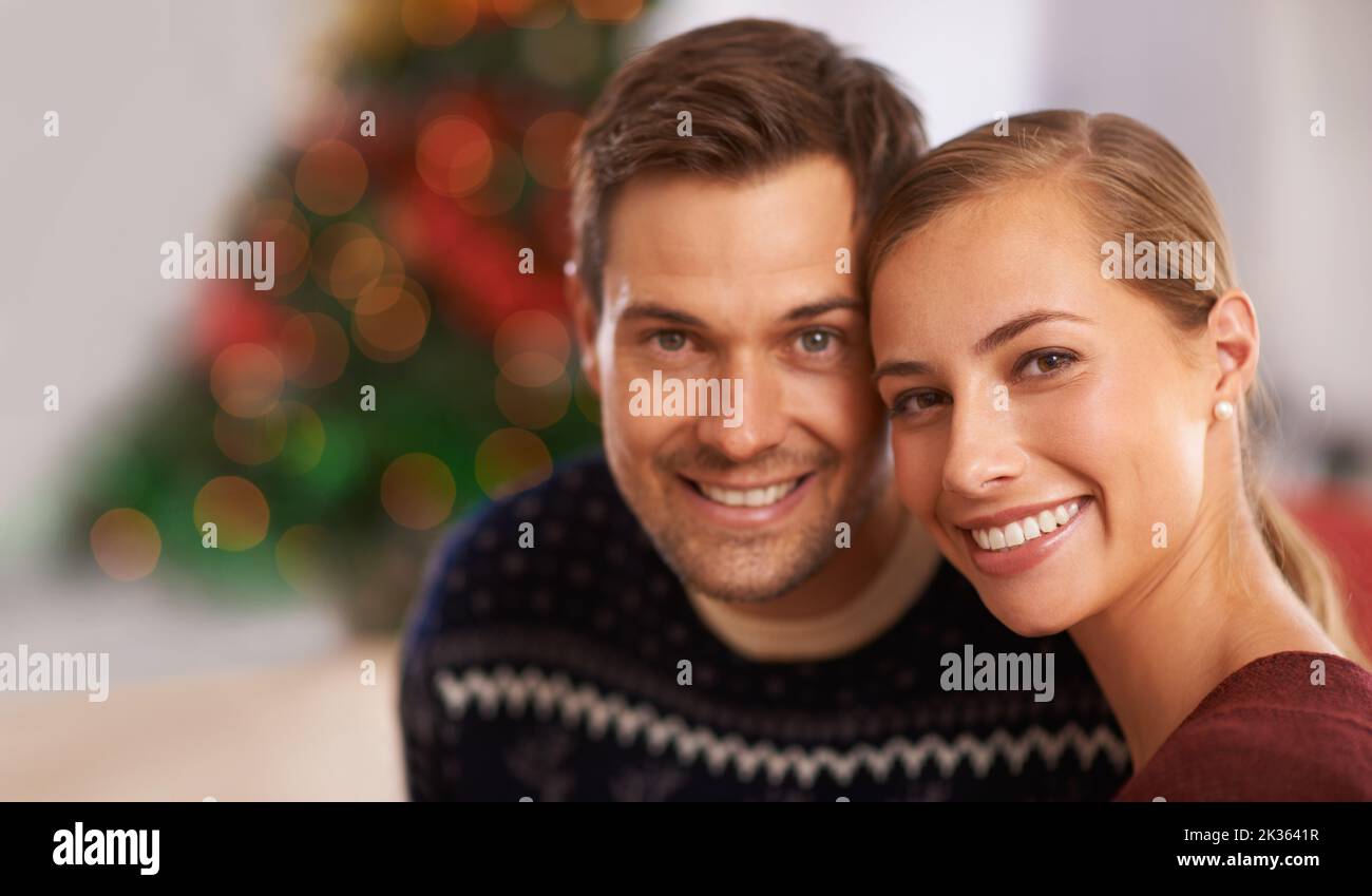 Weihnachtspaar. Porträt eines glücklichen jungen Paares am Weihnachtstag. Stockfoto