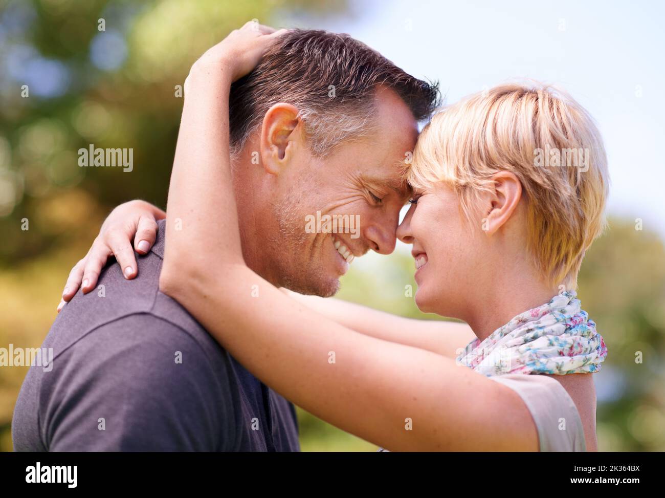 Ihre Liebe ist zärtlich und zeitlos. Ein reifes Paar teilt einen zarten Moment im Freien. Stockfoto