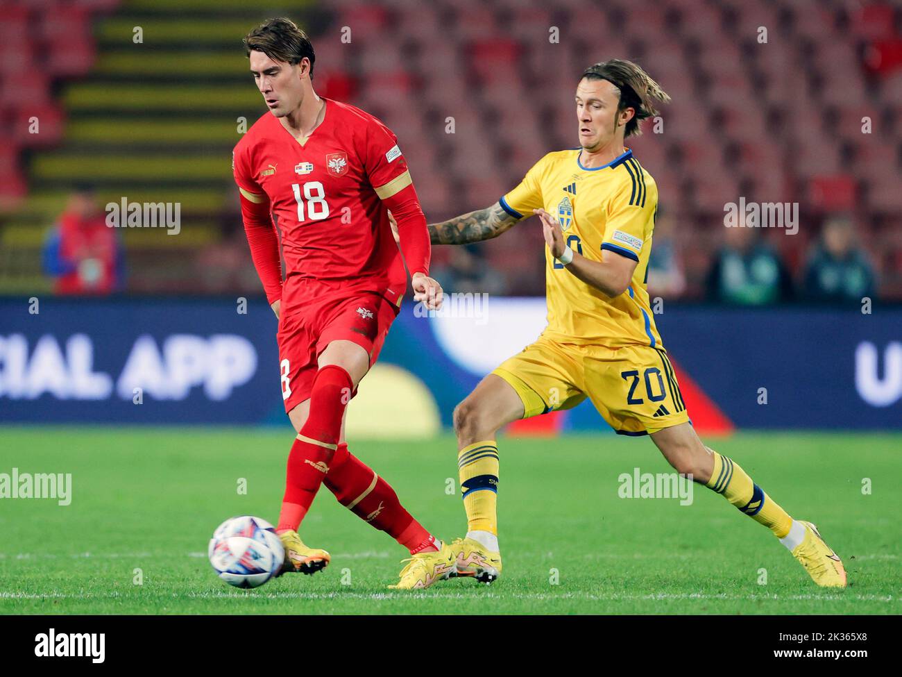 Belgrad, Serbien. 24. September 2022. Der serbische Dusan Vlahovic (L) wetteiferte mit dem schwedischen Kristoffer Olsson während des Spiels der League B Group 4 bei der UEFA Nations League 2022 in Belgrad, Serbien, am 24. September 2022. Kredit: Predrag Milosavljevic/Xinhua/Alamy Live Nachrichten Stockfoto