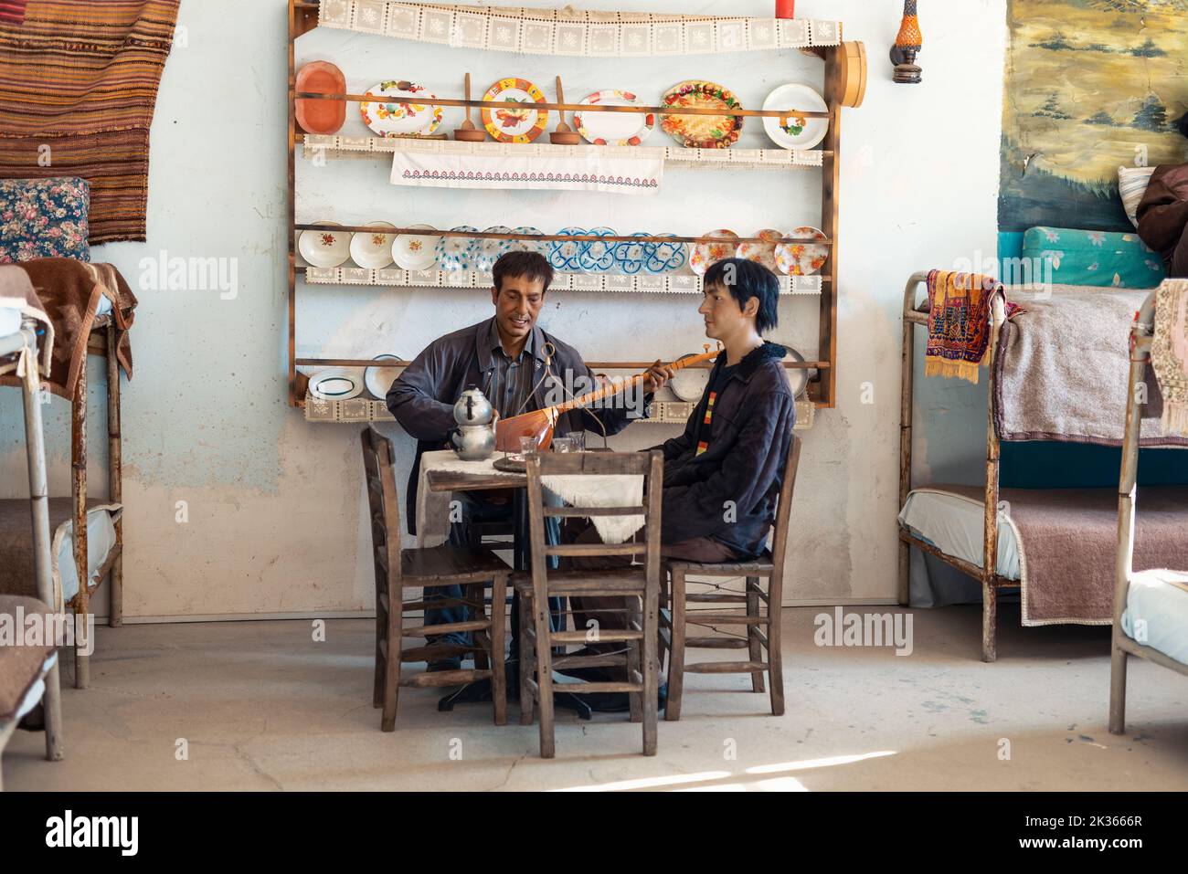 Antalya, Türkei-23. September 2022: Wachsskulpturen der Gefangenen im Museum des Gefängnisses Ulucanlar. Ein Gefangener spielt Musikinstrument und ein anderer Stockfoto