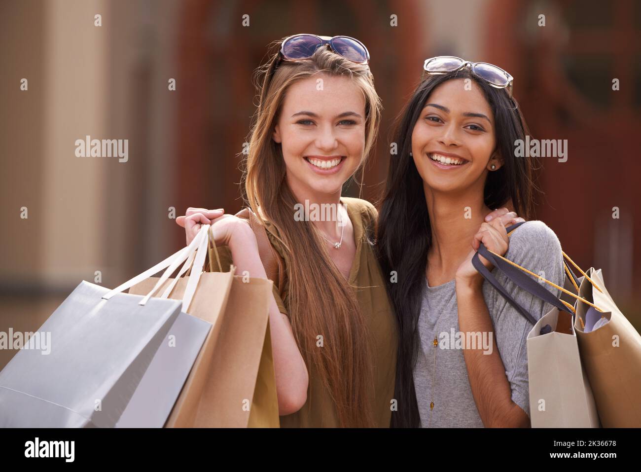 Mit meinem Mädchen einkaufen gehen ... zwei attraktive junge Frau mit ihren Einkaufstaschen nach einem Tag im Einzelhandel Therapie. Stockfoto