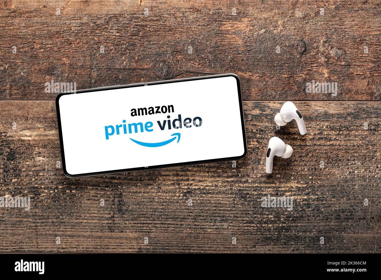 USA, NEW YORK 22. September 2022: Amazon Prime Video Streaming App auf dem Smartphone-Bildschirm. Nahaufnahme des Mobiltelefons mit Amazon Prime Video-Logo und modern Stockfoto