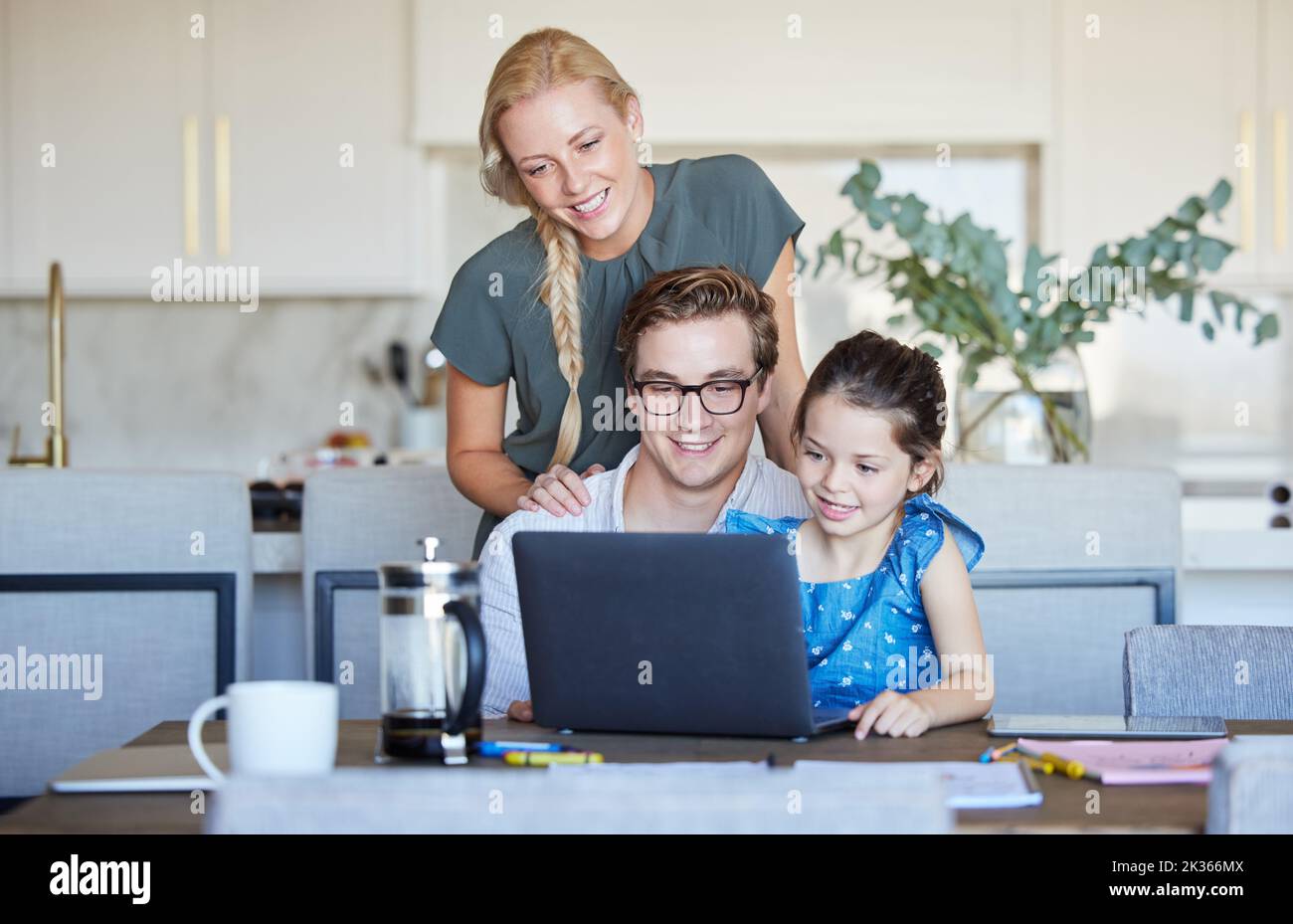 Familie, Laptop und Fernstudium Kinder oder Eltern, die von zu Hause aus für Lernspiele oder Fernarbeiten am Heimtisch im Internet arbeiten. Mutter, Vater Stockfoto