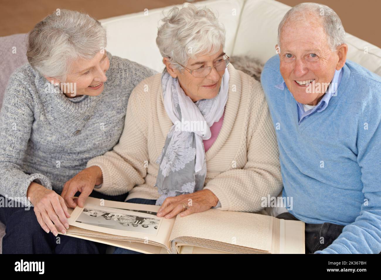 Auf einer Reise in die Gedächtnisspur. senioren schauen sich ein Fotoalbum an. Stockfoto