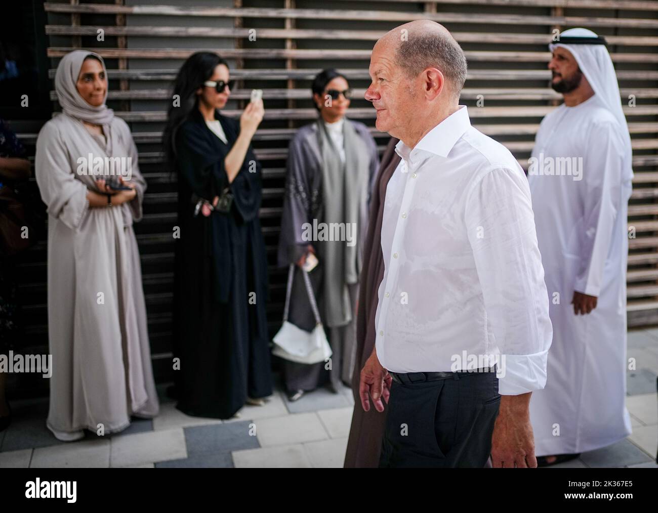 Abu Dhabi, Vereinigte Arabische Emirate. 25. September 2022. Bundeskanzler Olaf Scholz (SPD) besucht den Mangrovenpark Jubail bei tropischen Temperaturen. Nach Saudi-Arabien besucht die Kanzlerin die Vereinigten Arabischen Emirate und Katar. Quelle: Kay Nietfeld/dpa/Alamy Live News Stockfoto