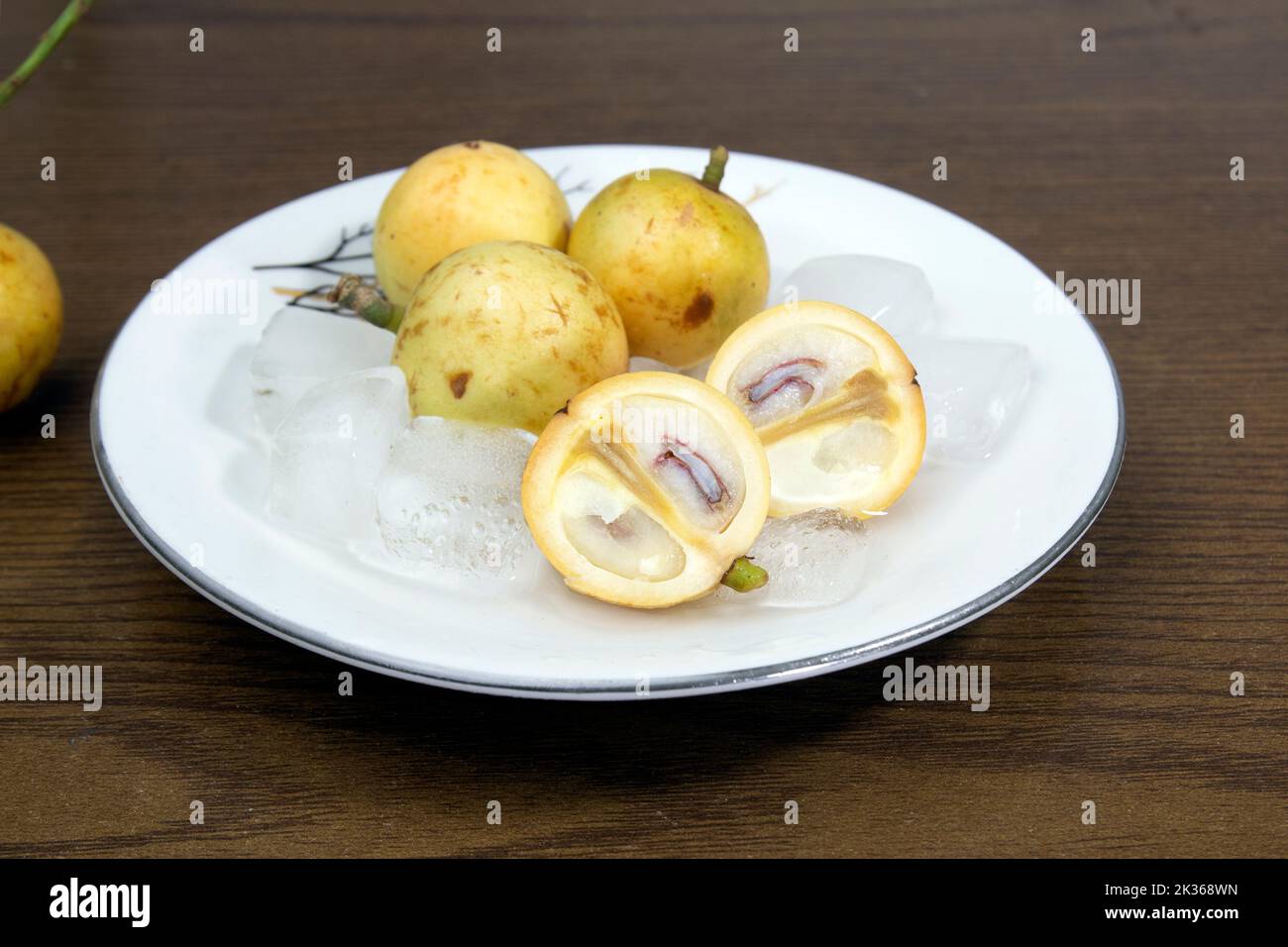 Baccaurea motleyana auch als Lotkon Isolate auf weißem Teller bekannt. Süß und sauer Geschmack. Stockfoto