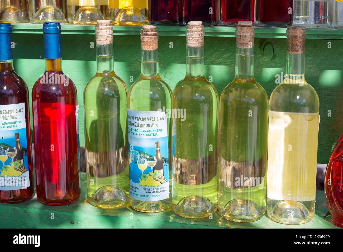 Flaschen griechischer Weine im Freien auf der Insel Zakynthos Stockfoto