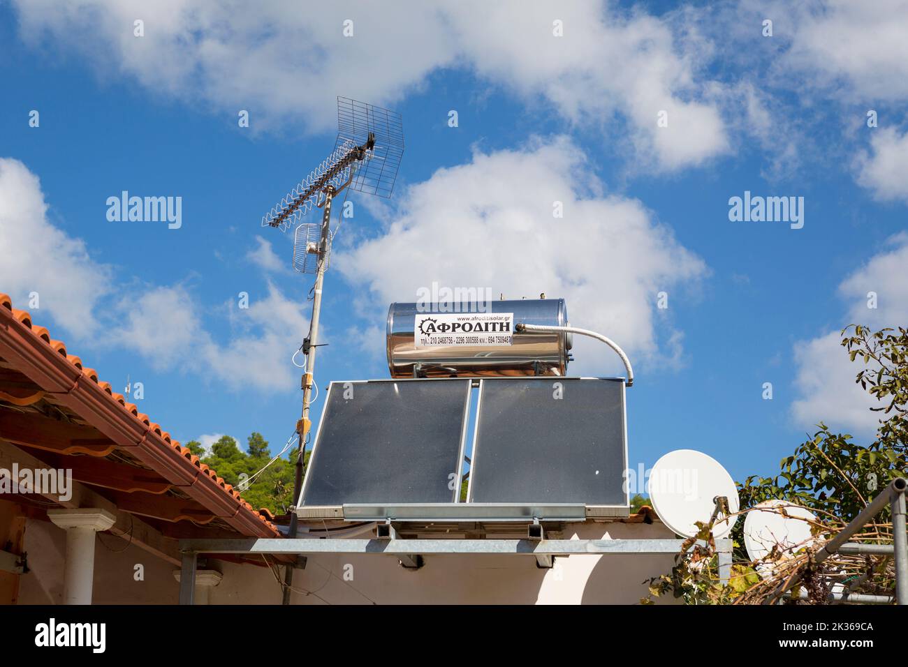 Nachhaltiges warmes Wasser mit natürlicher thermischer Heizung Sonnenkollektoren auf einem Dach in Griechenland Stockfoto