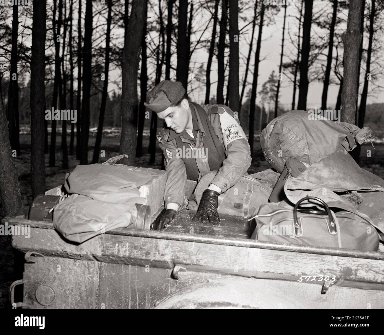 Nach der Rückkehr von der Aufklärungsmission des Tages, Sgt Elvis Presley von der 3. Armored Div der US Army, Unloads Gear, Ready to Be Down in the Field Stockfoto