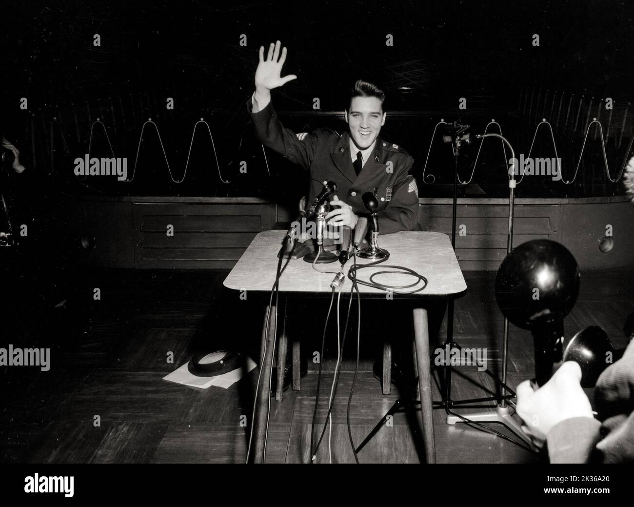 Sgt Elvis A. Presley, 32. Armored, 3. Armored Division, Friedberg, im zivilen Leben ein Aufnahme- und Filmstar, hält seine letzte Pressekonferenz in Deutschland, bevor er in die USA zurückkehrt Stockfoto Sgt Elvis A. Presley, 32. Armored, 3. Armored Division, Friedberg, im zivilen Leben ein Aufnahme- und Filmstar, hält seine letzte Pressekonferenz in Deutschland, bevor er in die USA zurückkehrt Stockfoto