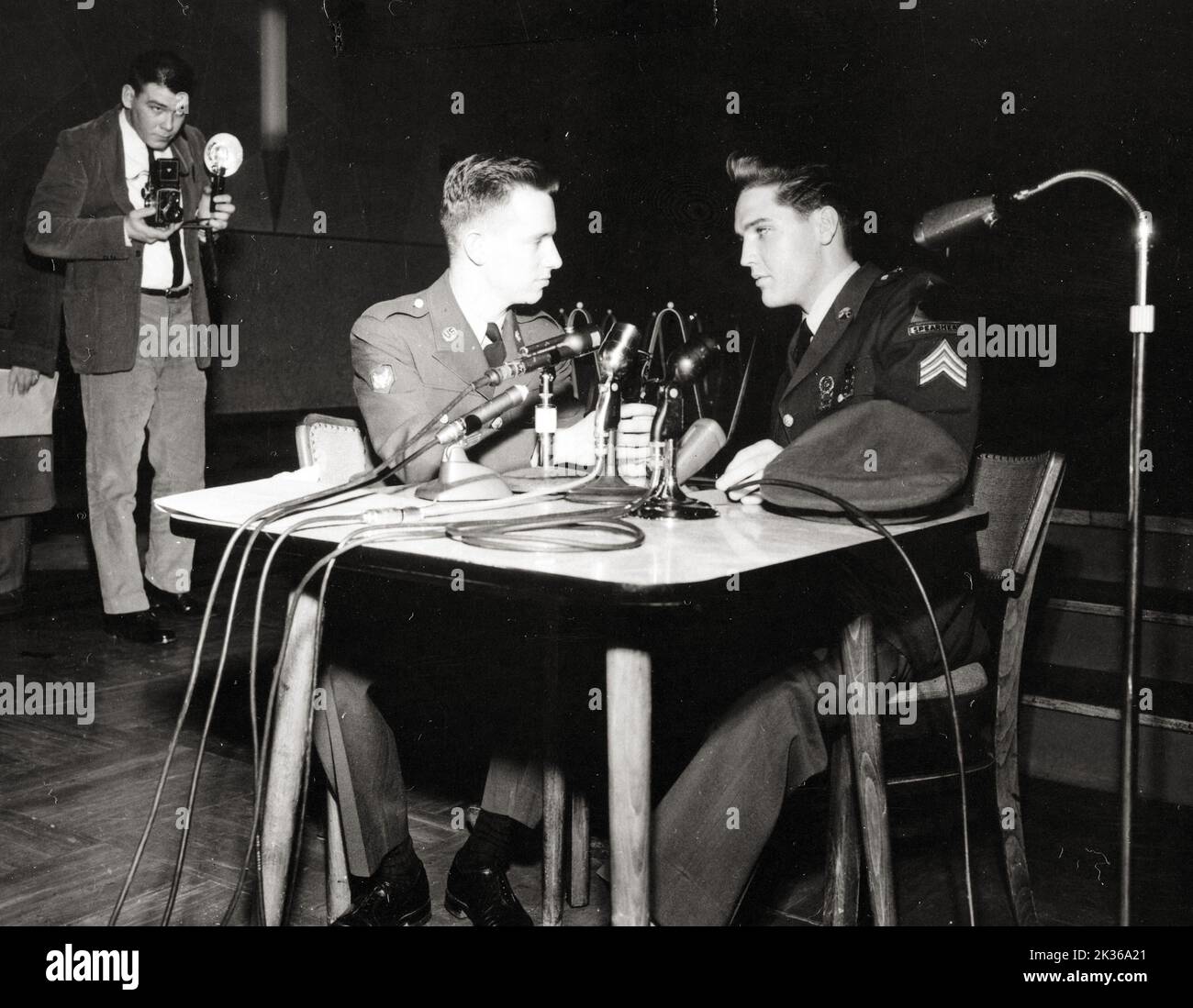 Sgt Elvis A. Presley, 32. Armored, 3. Armored Division, Friedberg, im zivilen Leben ein Aufnahme- und Filmstar, hält seine letzte Pressekonferenz in Deutschland, bevor er in die USA zurückkehrt Stockfoto Sgt Elvis A. Presley, 32. Armored, 3. Armored Division, Friedberg, im zivilen Leben ein Aufnahme- und Filmstar, hält seine letzte Pressekonferenz in Deutschland, bevor er in die USA zurückkehrt Stockfoto