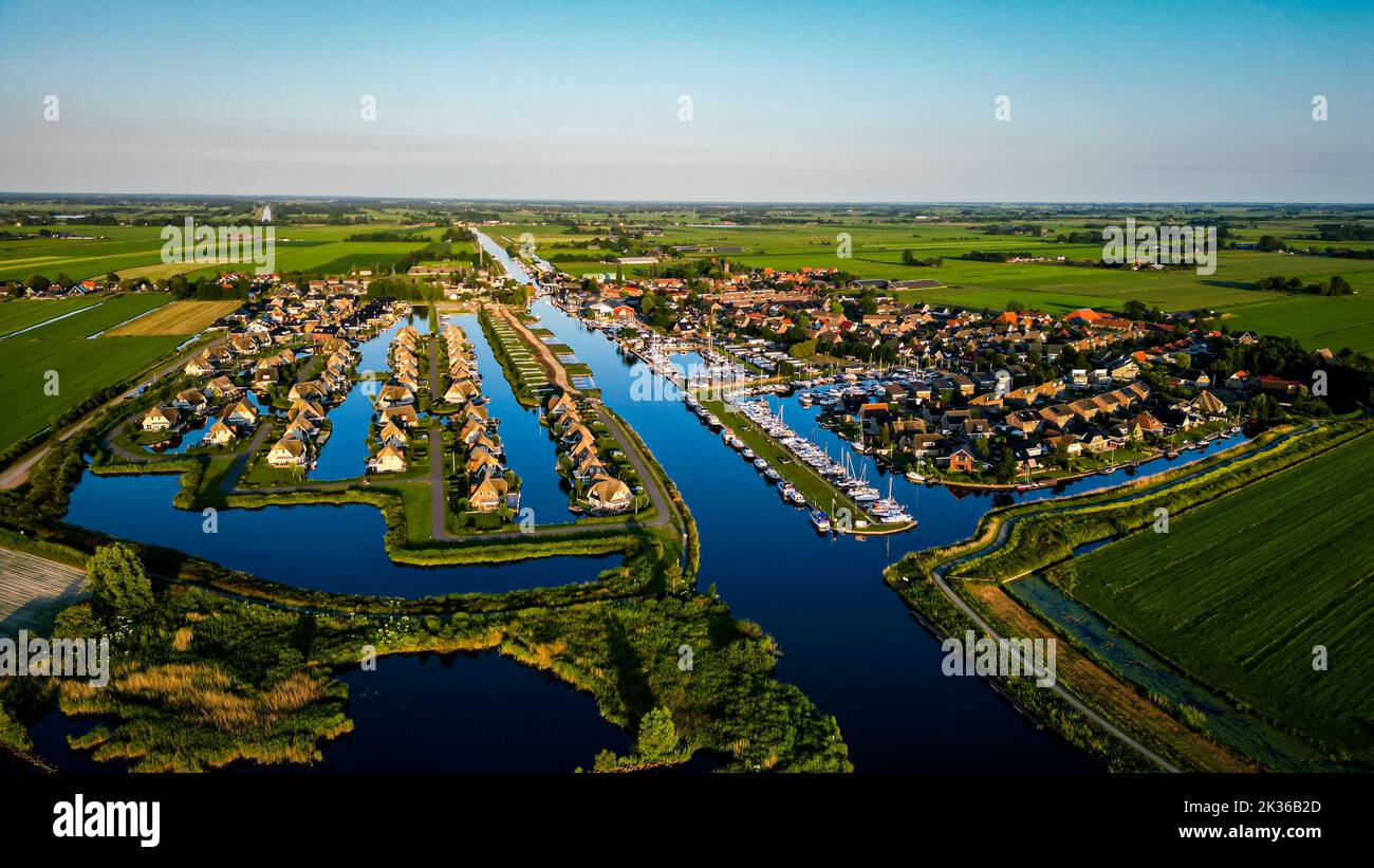 Ein Luftblick auf das Dorf Delfstrahuizen in der Nähe der blauen Seen in Friesland, Niederlande Stockfoto