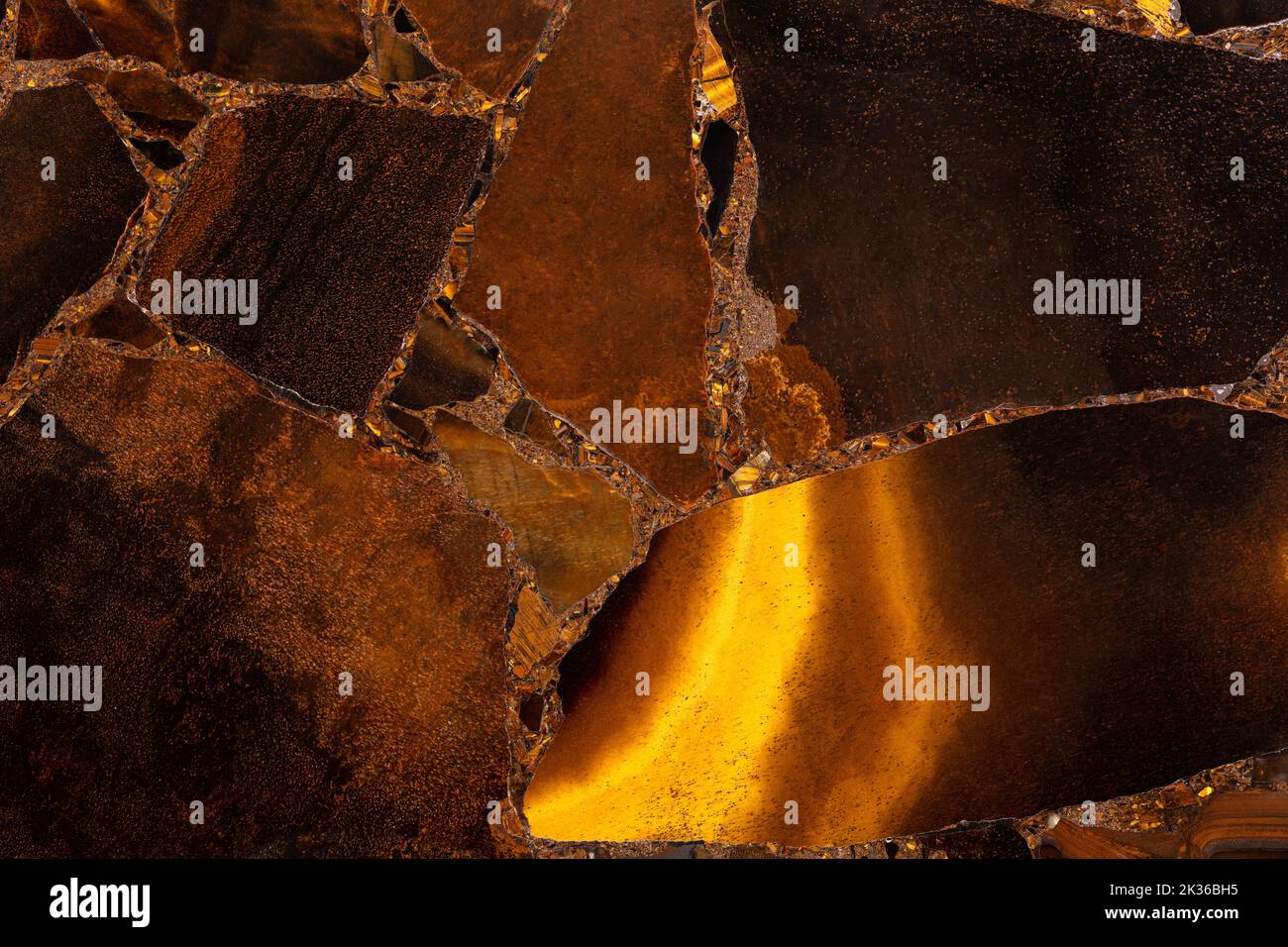Tiger Eye Golden. Seidenmattes mineralisches Muster. Polierter Halbedelstein für digitale Keramikfliesen für Wand und Boden. Material für Unique Stockfoto