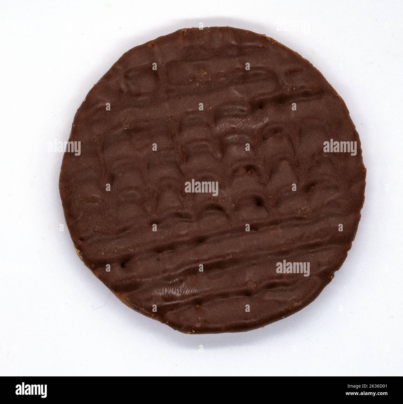 Milchschokolade-Biskuit Single auf weißem Hintergrund Stockfoto