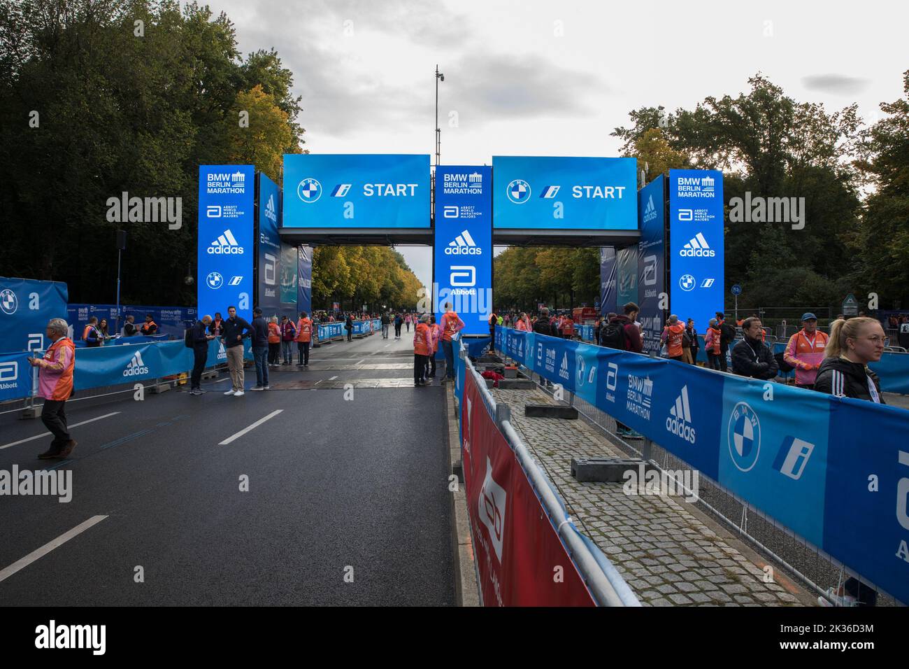 Berlin, Deutschland. 25. September 2022. Das Rennen wurde erstmals im Oktober 1974 als Berliner Volksmarathon ausgetragen und ist heute Deutschlands partizipativste Marathon-Laufveranstaltung. Mehr als 45.000 Läufer aus 157 verschiedenen Nationen nahmen am Marathon Teil. Der Kurs des Berlin-MARATHON 48. hatte sich im Vergleich zum Vorjahr nur geringfügig verändert. Start- und Zielbereich befanden sich in der Straße des 17. Juni wie immer. Von dort ging es nach Norden über den Ernst-Reuter-Platz nach Alt-Moabit und dann nach Osten über die Otto-von-Bismarck-Allee, Reinhardstraße, Torstraße und Karl-Marx-Allee zum Strausberger Platz. Die Route t Stockfoto