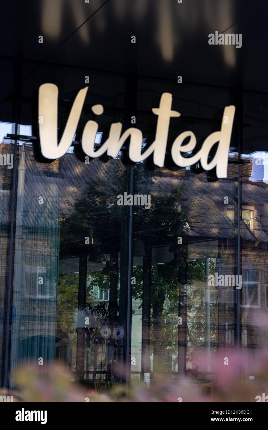 Vinted Logo-Schild an der Hauptniederlassung, Wand des Hauptgebäudes. Vinted ist Online-Marktplatz für Second-Hand-Kleidung, Unicorn Startup Stockfoto