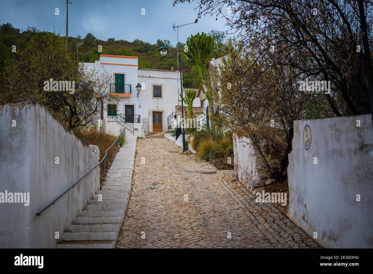 Alte, Portugal, September 2022: Blick auf die Straßen des alten, gemütlichen Dorfes an der Algarve in Portugal. Stockfoto