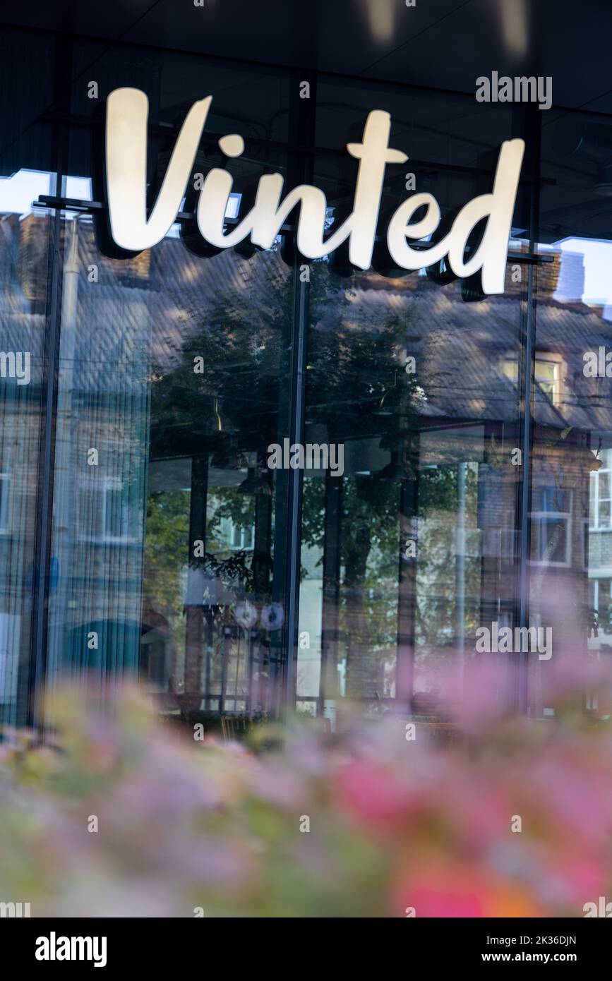 Vinted Logo-Schild an der Hauptniederlassung, Wand des Hauptgebäudes. Vinted ist Online-Marktplatz für Second-Hand-Kleidung, Unicorn Startup Stockfoto