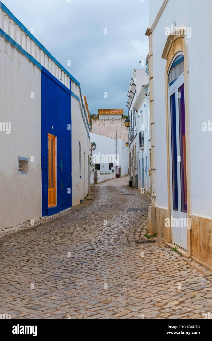 Alte, Portugal, September 2022: Blick auf die Straßen des alten, gemütlichen Dorfes an der Algarve in Portugal. Stockfoto