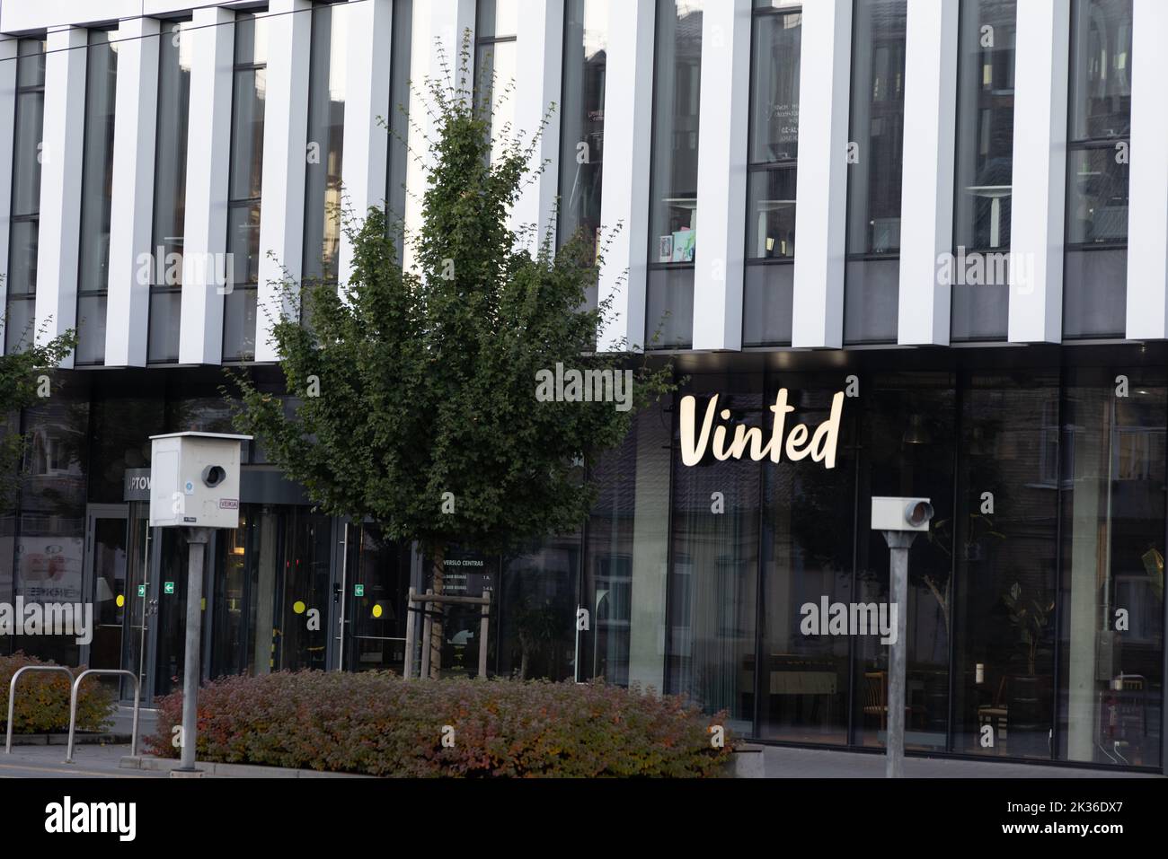 Vinted Logo-Schild an der Hauptniederlassung, Wand des Hauptgebäudes. Vinted ist Online-Marktplatz für Second-Hand-Kleidung, Unicorn Startup Stockfoto