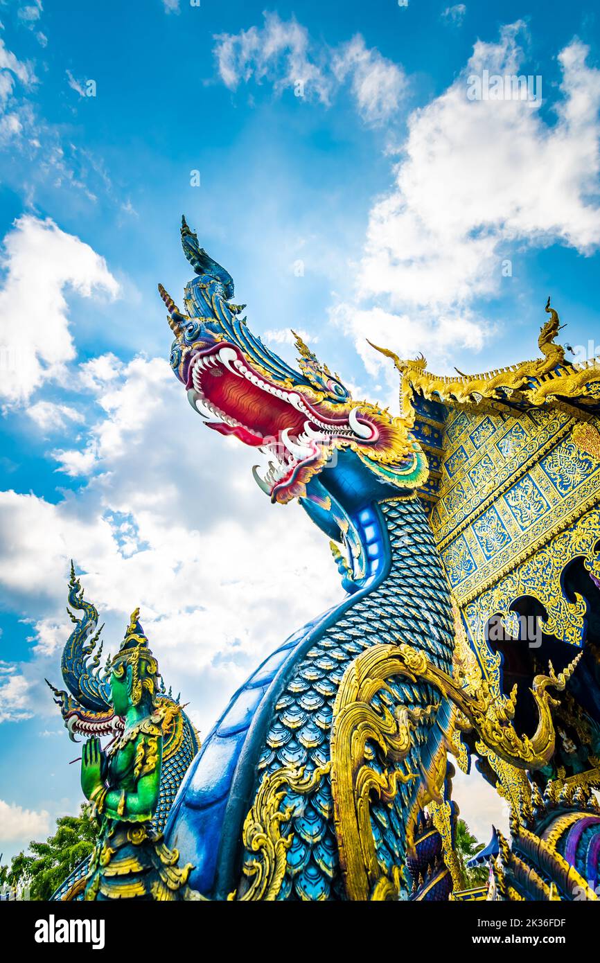 Drachenstatue im Wat Rong Suea Ten Tempel (blauer Tempel) in der Nähe der Stadt Chiang Rai, Thailand. Mystische Skulptur der alten Bestie. Ansicht von unten mit Stockfoto