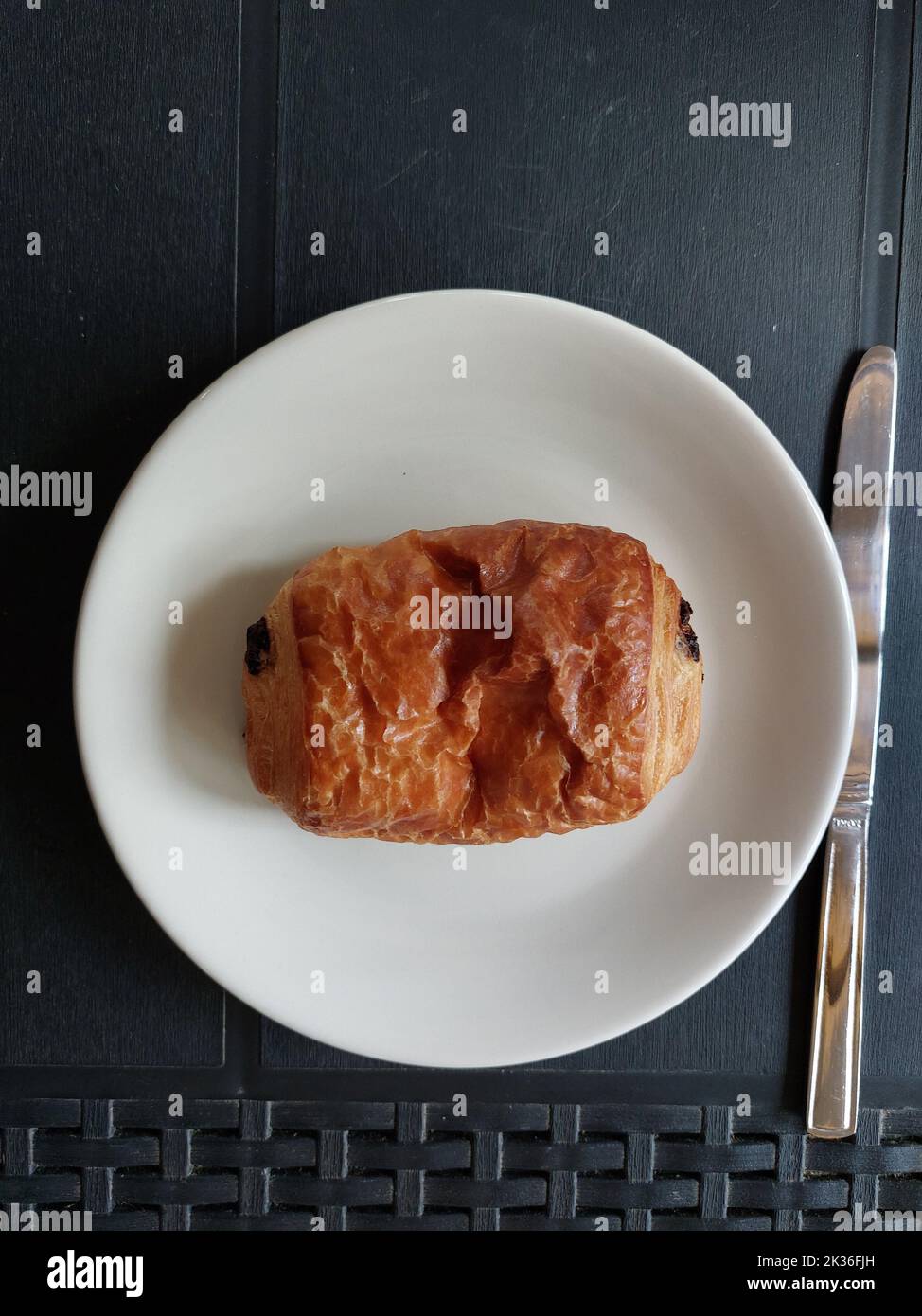 Schokoladencroissant auf einem feinen Teller von oben Stockfoto