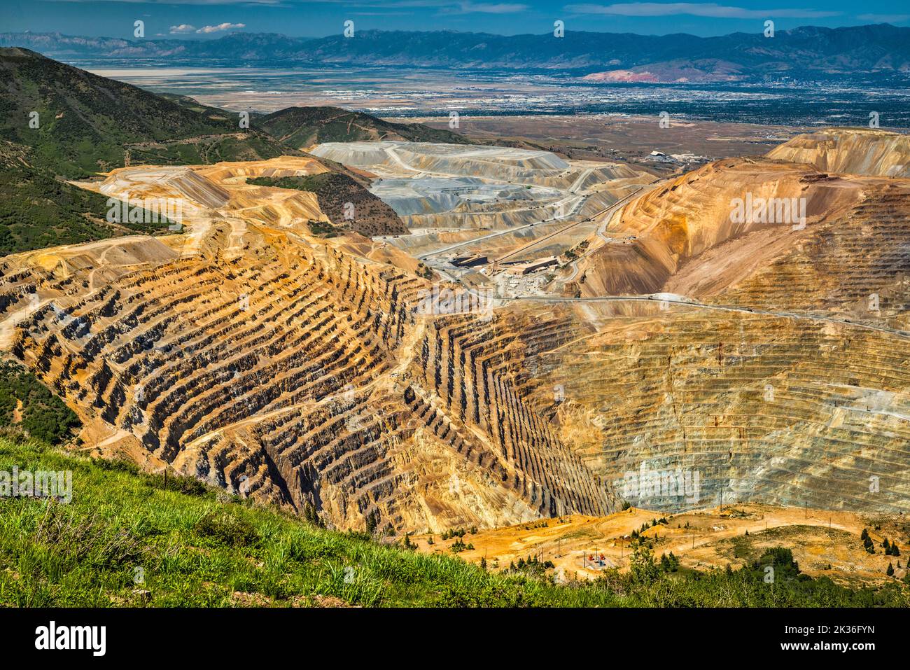 Tagebau bei der Kennecott Copper Mine alias Bingham Canyon Mine, Salt Lake City Downtown in dist, West Mountain Overlook, Oquirrh Mtns, Utah, USA Stockfoto