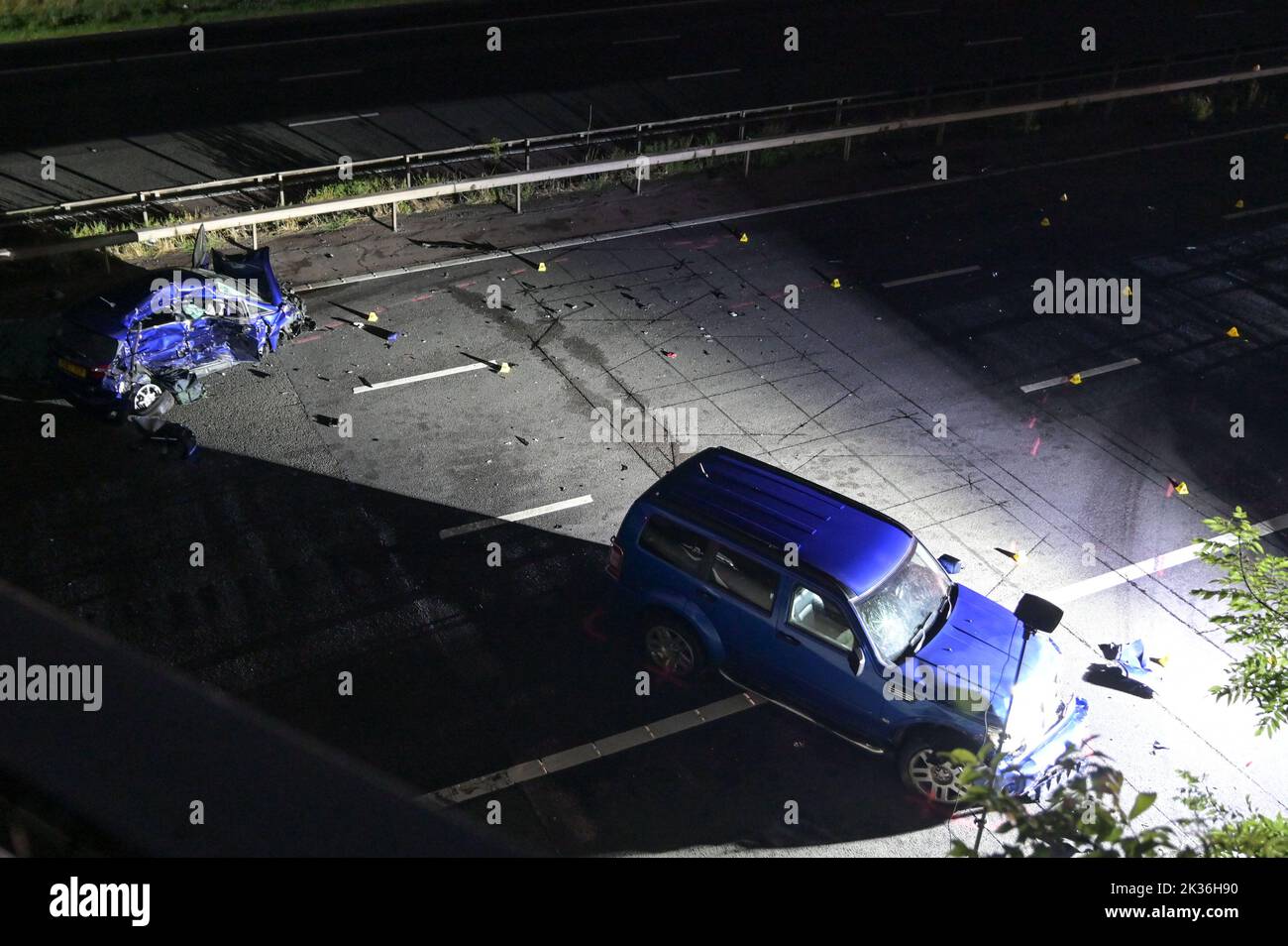 Hockley Heath, Warwickshire - September 24. 2022 - *Nummernschilder könnten verpixelt werden* Ein 20-jähriger Mann aus der Grafschaft Bekshire wurde wegen des Verdachts verhaftet, einen Mann und eine Frau beim gefährlichen Autofahren getötet zu haben, Beide in den 60er Jahren wurden bei einem Unfall mit mehreren Fahrzeugen auf der Autobahn M40 in der Nähe von Hockley Heath am Samstagabend getötet. Die Opfer waren in einem blauen Ford Fiesta unterwegs. Die Autobahn wurde für 13 Stunden gesperrt, da Ermittlungen im Zusammenhang mit der Kollision durchgeführt wurden. Quelle: Scott CM/Alamy Live News Stockfoto