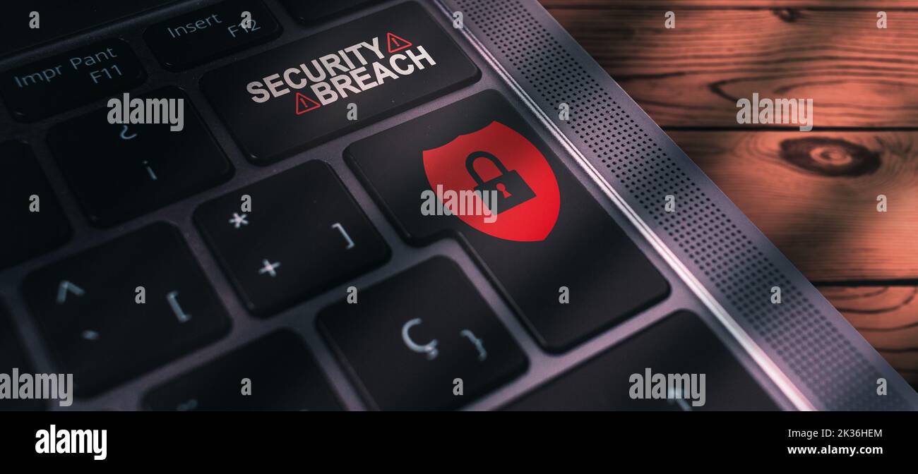 Banner der Laptop-Tastatur mit Warnung vor Systemverstößen auf der Taste. Cyber-Sicherheit Datenschutz Business-Technologie. Stockfoto